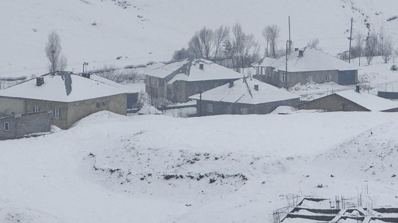 Hakkari’de 10 yerleşim yeri ulaşıma kapandı