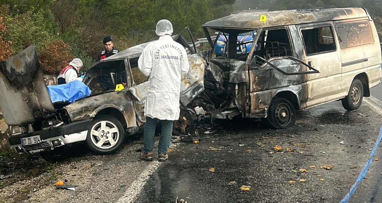 İzmir’de facia: Minibüsle çarpışan otomobil alev aldı, sürücü yanarak öldü