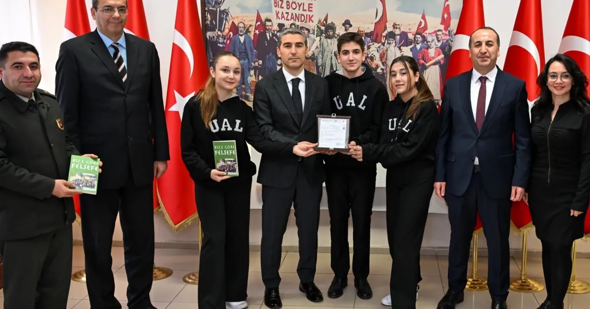 Uşak’ta liseliler yazdıkları kitabın gelirini Mehmetçiğe bağışladı