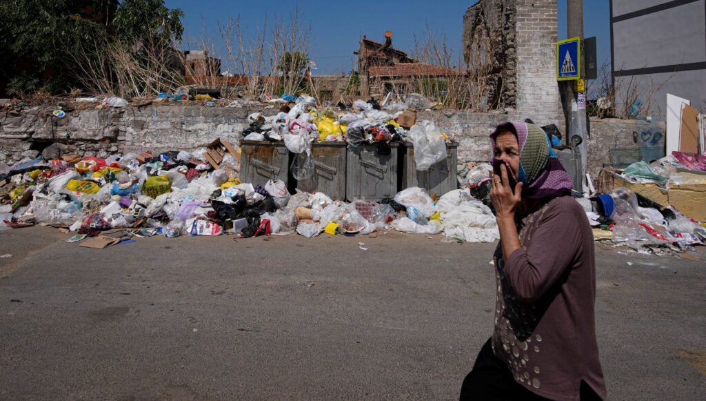 cop toplama tesisi kapatildi izmirin sokaklari cop yiginlariyla doldu QRnAKEyt