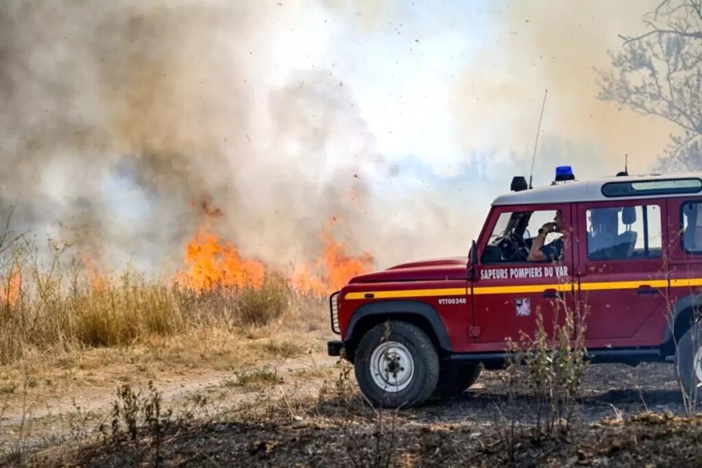 fransada 1949dan bu yana en buyuk orman yangini kontrol altina alindi XlYZdGe6