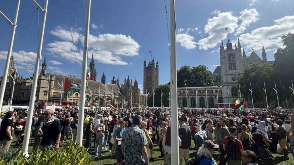 ingilteredeki filistine destek gosterilerine katilan yuzlerce kisi gozaltina alindi w2Tm9Ac2