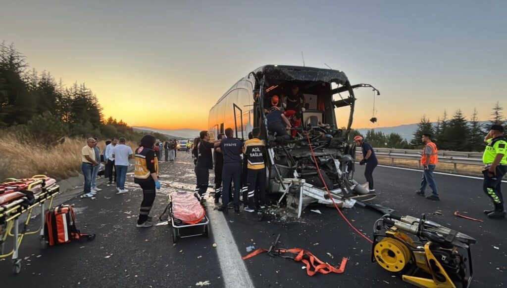 temde yolcu otobusu ile kamyon carpisti 1 olu 10 yarali LnXO4Pmd