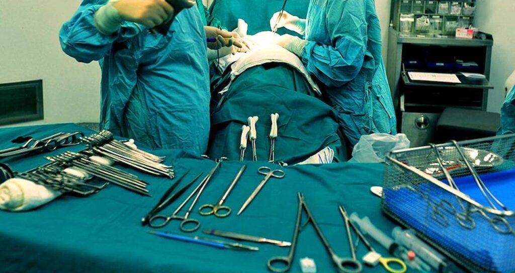 ameliyat sirasinda hastayi birakip iliskiye girdiler hastanede skandal olay DKWucf2s