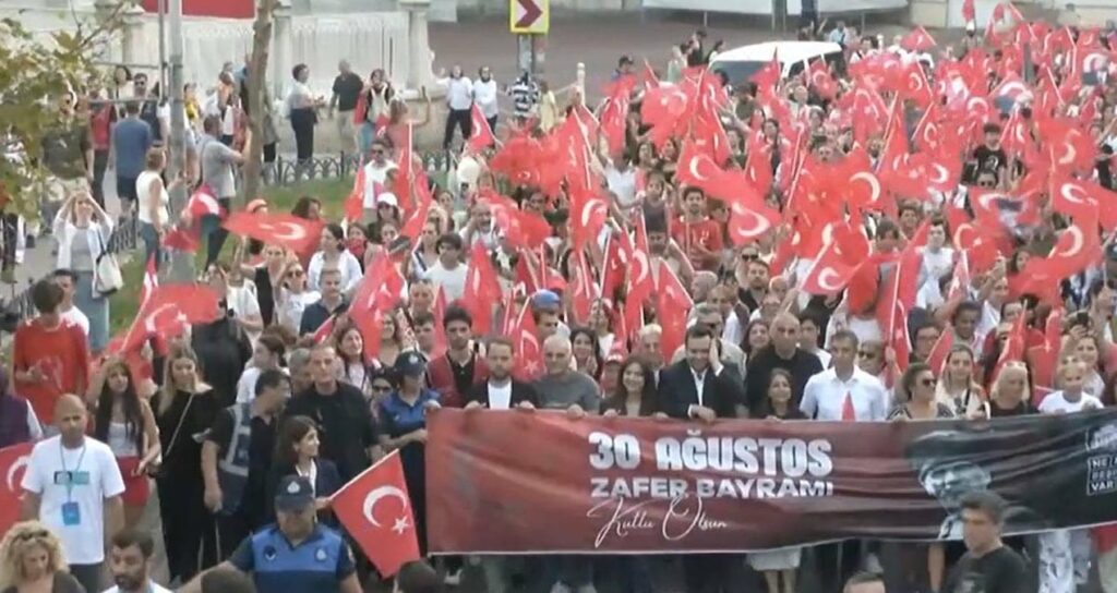 besiktasta 30 agustos coskusu yurttaslar zafer icin yurudu TcV2mw6I