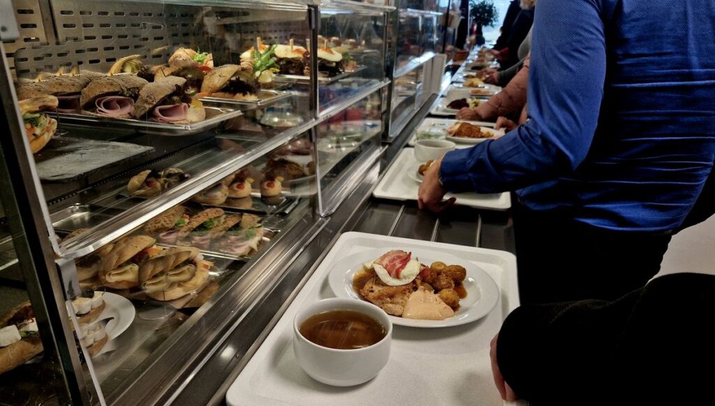 endonezyada 846 ogrenci ucretsiz yemekten zehirlendi 32TbLJSi