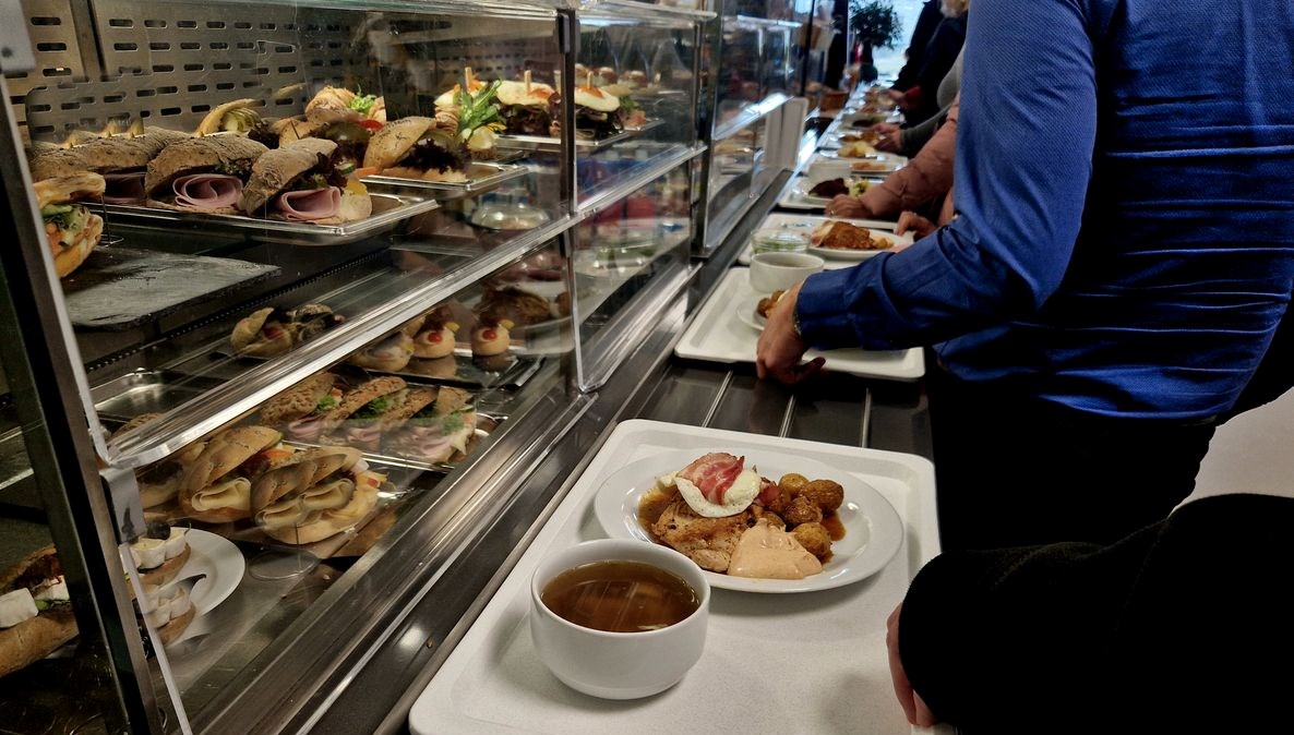 endonezyada 846 ogrenci ucretsiz yemekten zehirlendi 32TbLJSi