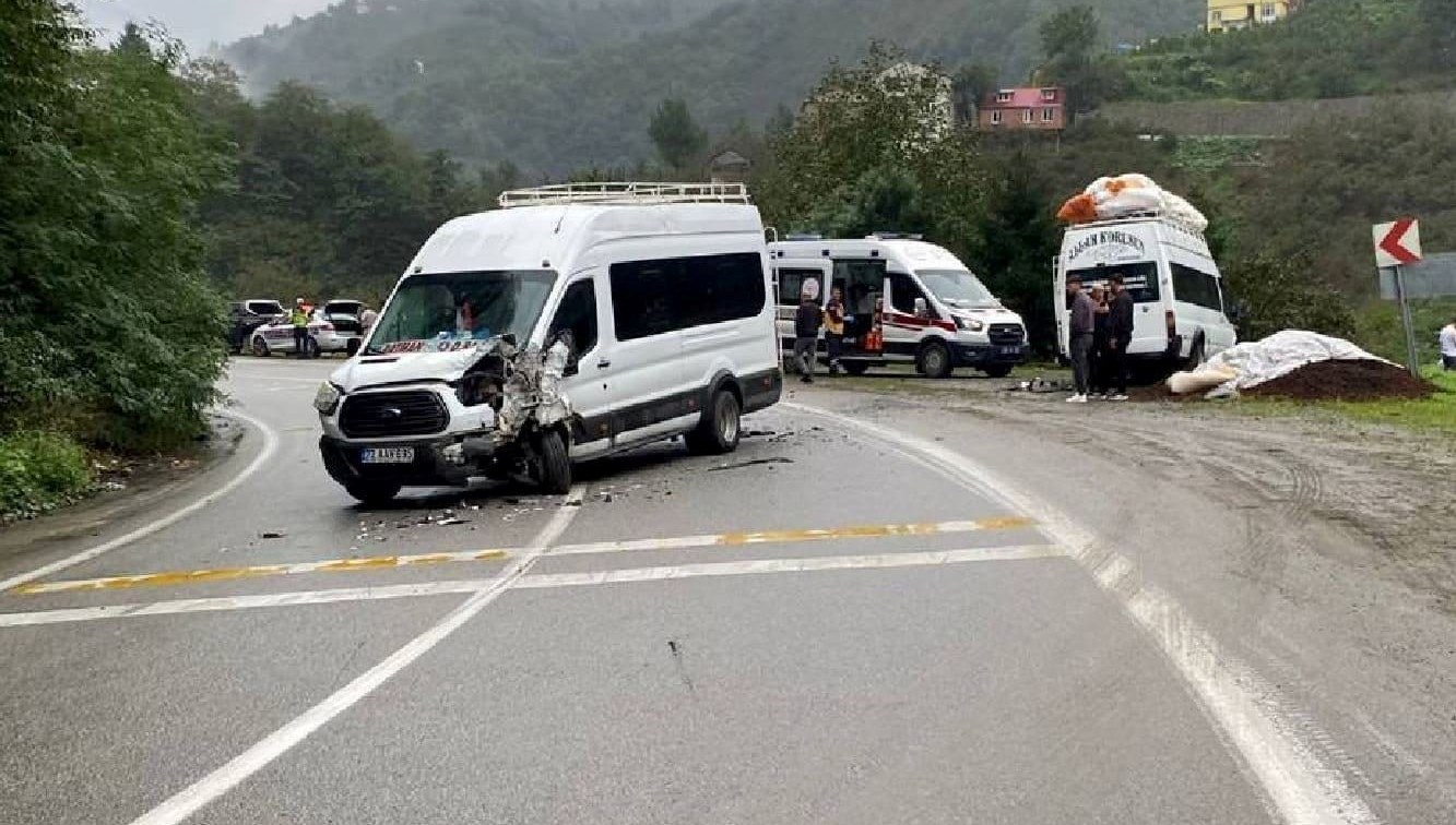 giresunda 2 minibus carpisti 10 tarim iscisi yaralandi fnai5GHh