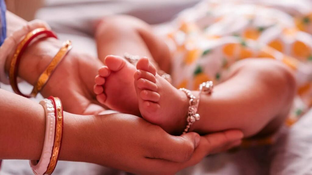 hindistanda 20 gunluk bebegin karnindan gelisimini surduren ikiz fetusler cikarildi kUWk4Rka