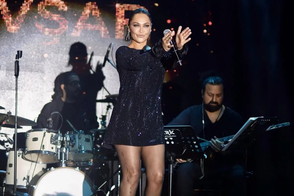 hulya avsar bikinisiyle yerleri boyadi ZuODqUn5