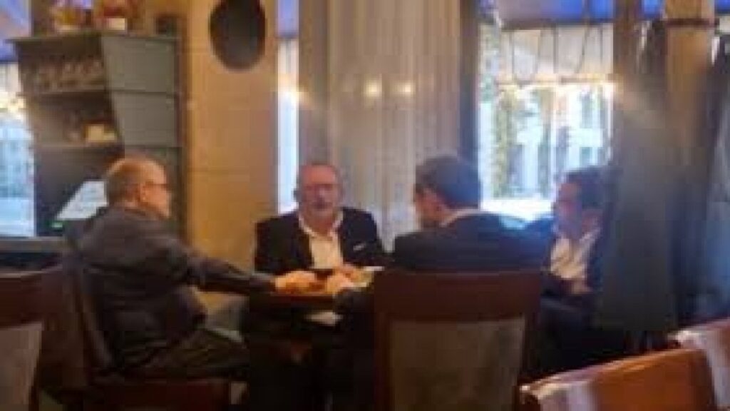 skandal goruntuler sonrasi iki gazeteci kapinin onune konuldu belediye baskanligi hakkindaki sozler dikkat cekti Xpe7pAKm