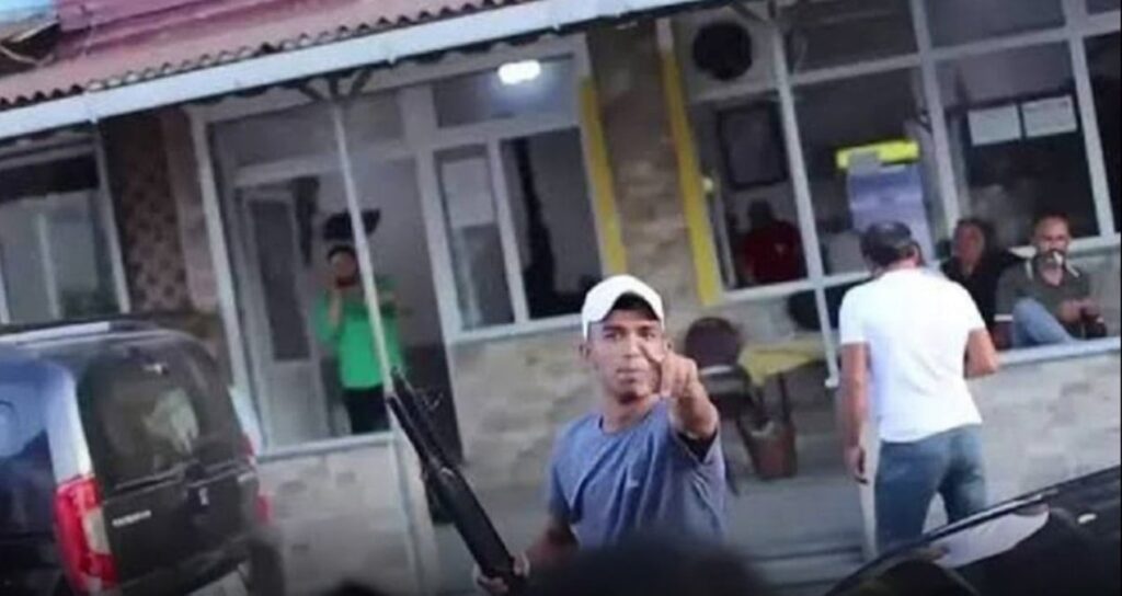 sokak zorbasinin videosunu cekene gozalti 4b1vkU4j