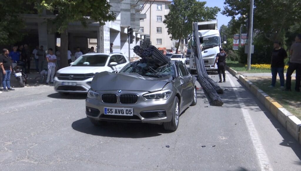 tirin dorsesindeki demirler otomobilin uzerine dustu RMJT4Ovt