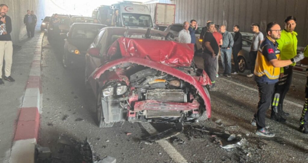 usakta uc otomobilin karistigi zincirleme kazada 3 kisi yaralandi sSwsRPcC