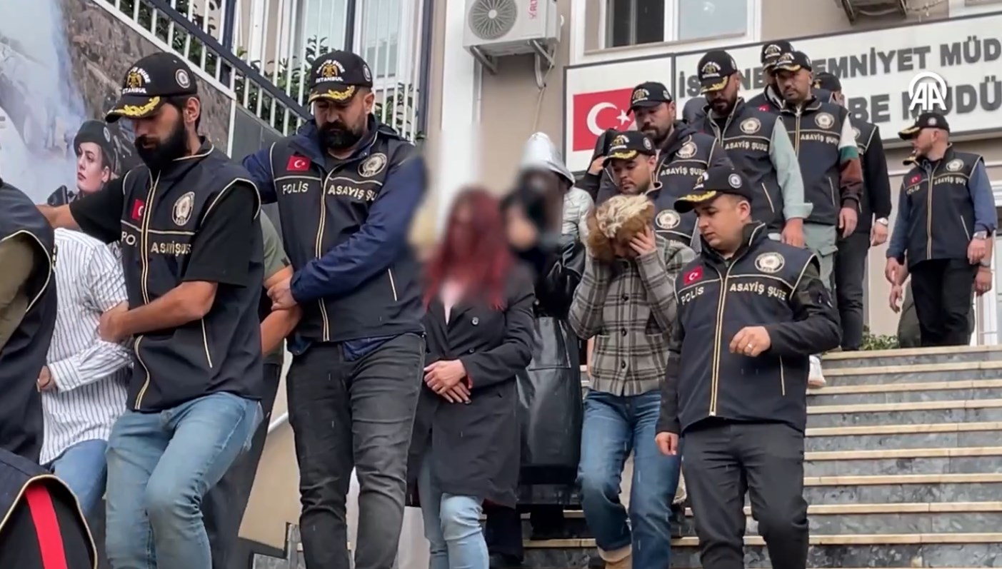 ahlak polisinden istanbulda 15 ilceye baskin rpXTiZjb.jpg