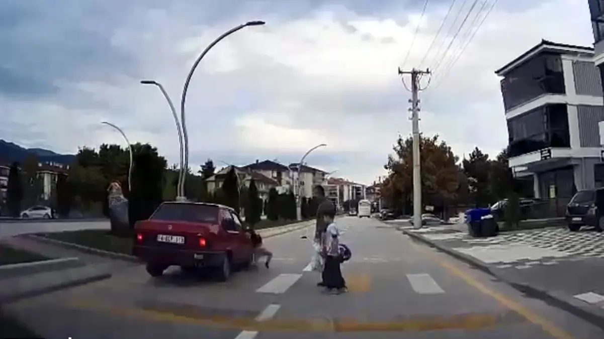 boluda yaya gecidinde kaza 4 yasindaki cocuk yaralandi 9i3KztSU.jpg