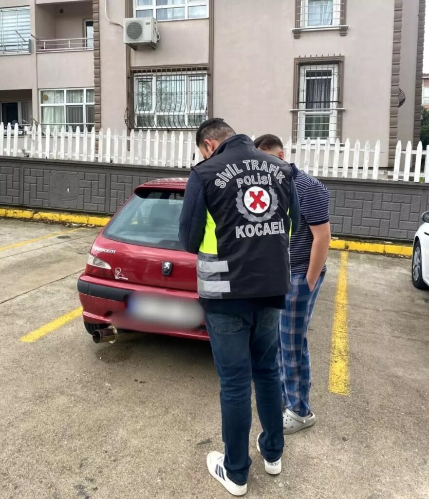 kocaelide dugun konvoyunda gurultu yapan surucuye 10 bin tl ceza 8vaUlPrv.jpg