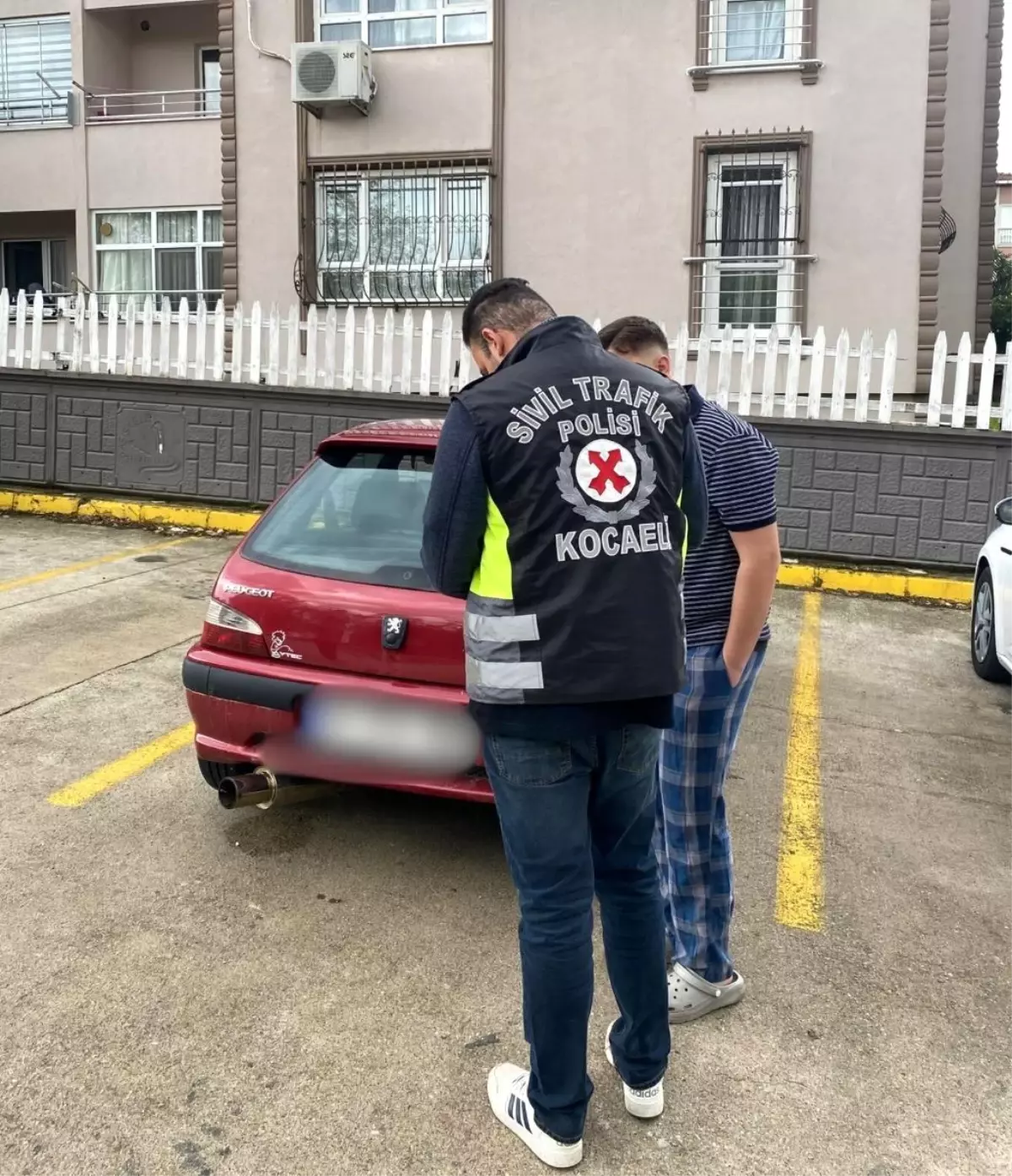 kocaelide dugun konvoyunda gurultu yapan surucuye 10 bin tl ceza 8vaUlPrv.jpg