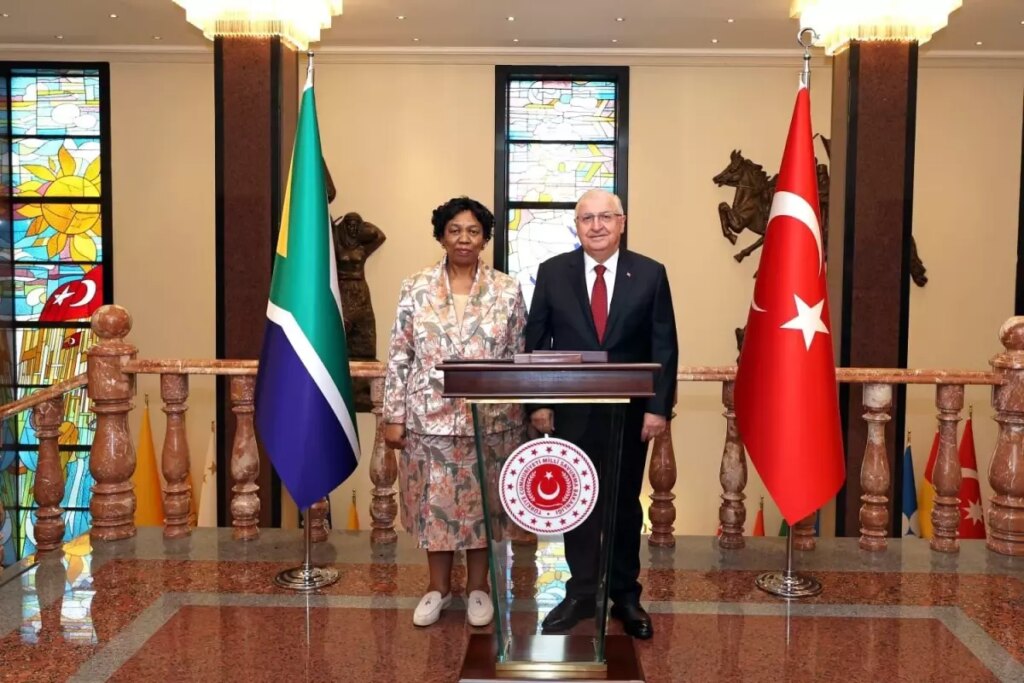 milli savunma bakani yasar guler guney afrikali mevkidasi ile bir araya geldi TvBF7qwL.jpg