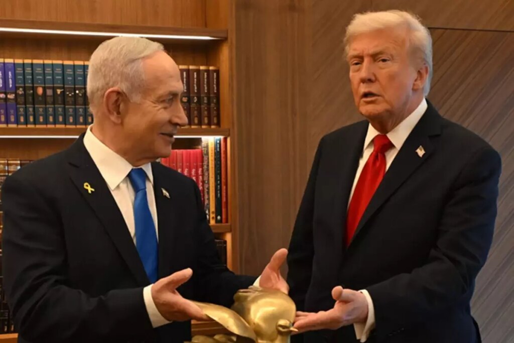 netanyahudan trumpa dikkat ceken hediye Me4M65DL.jpg