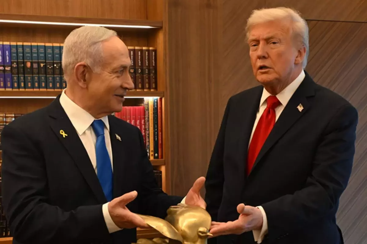 netanyahudan trumpa dikkat ceken hediye Me4M65DL.jpg