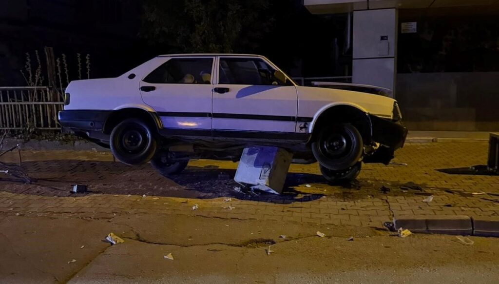 nigdede otomobil trafoya cikti lMQ3XyT1.jpg