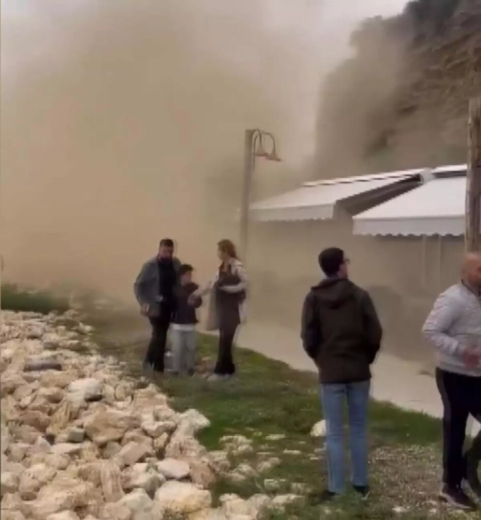 silivride toprak kaymasi kaya parcalari cay bahcesine dustu hpb6jMTW