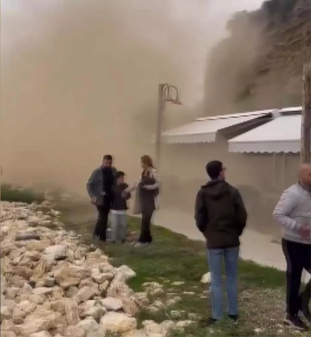 silivride toprak kaymasi kaya parcalari cay bahcesine dustu hpb6jMTW