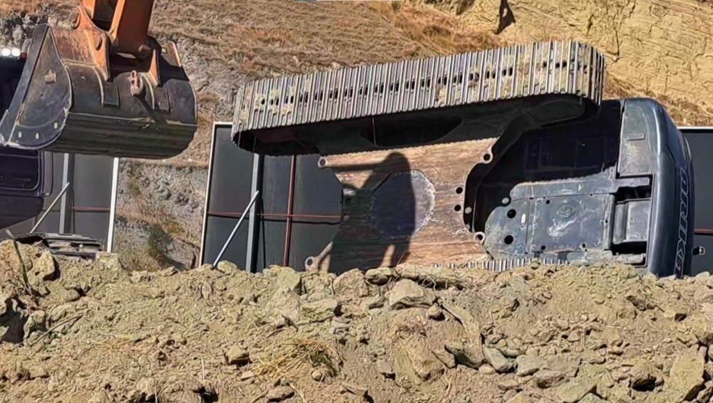 sokede is makinesi devrildi bir yarali zQ8Ver7t.jpg