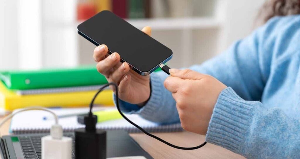 telefonunuzu sarj ederken ayni zamanda paradan tasarruf etmenizi saglayacak uc kural xrpvUSQh.jpg