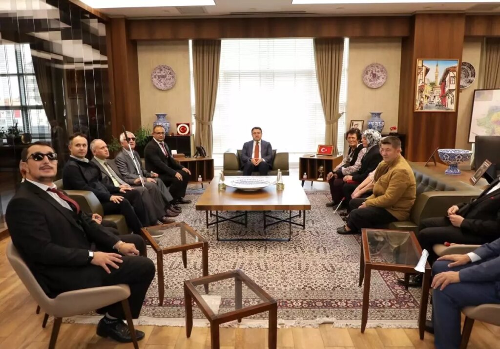 vali isin gorme engellileri ziyaret etti lO3Y1qyS.jpg