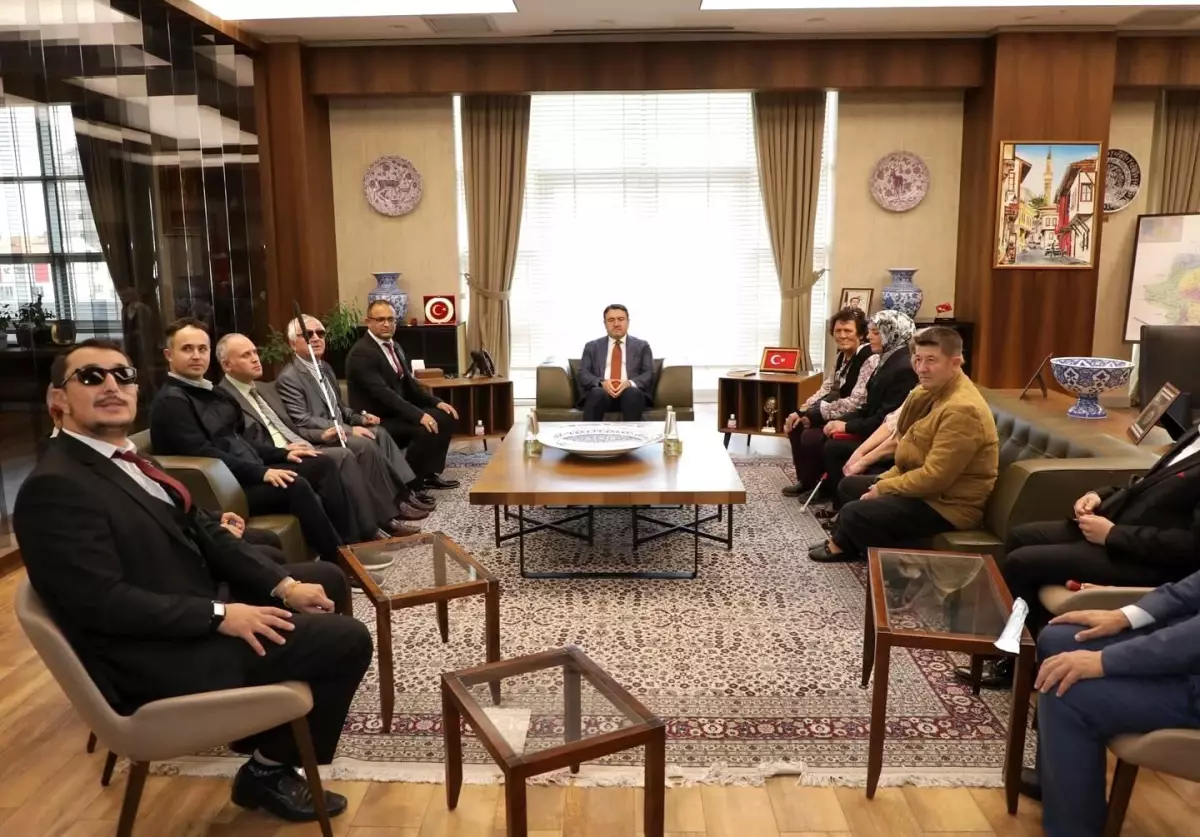 vali isin gorme engellileri ziyaret etti lO3Y1qyS.jpg