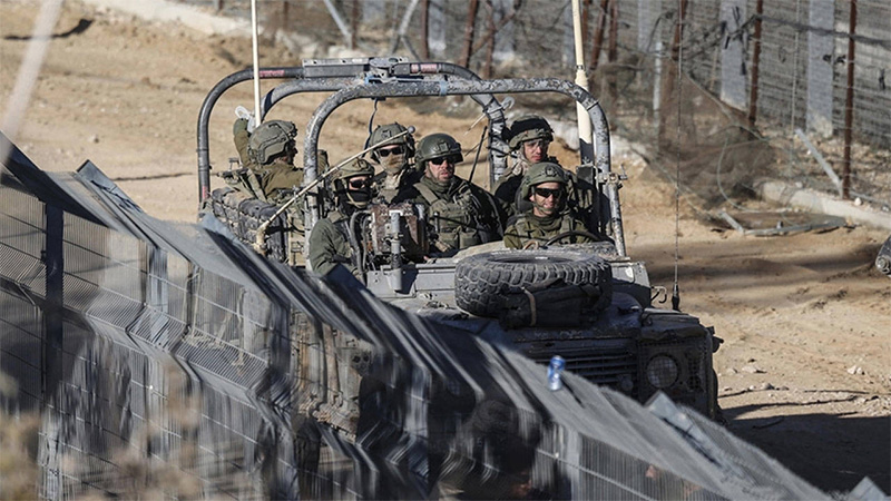 suriyede koylerine giren israil devriyesi bolgedeki halk tarafindan taslanarak zorla cikarildi ySVFfQ7E.jpg