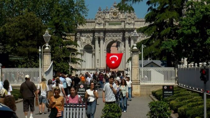 19 Mayıs Heyecanı Dolmabahçe Sarayı’nda Yaşandı: Ziyaretçiler Tarihin İzinde Duygusal Anlar Geçirdi