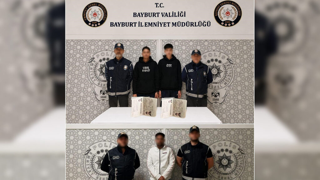 Bayburt’ta 5 Düzensiz Göçmen Yakalandı, 3 Sahte Pasaport Ele Geçirildi