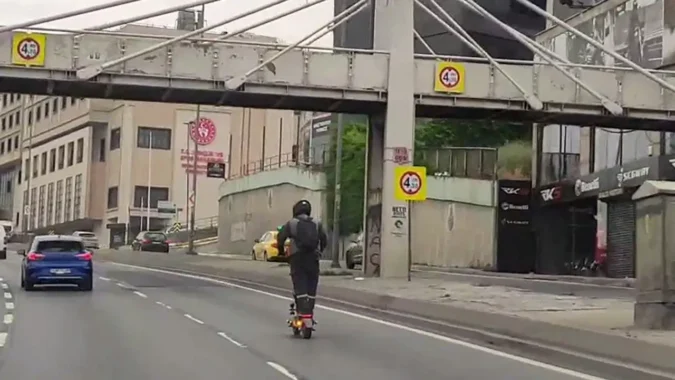 E-5 Karayolu’nda Skandal: Yoğun Trafikte Scooter İle Tehlikeli Yolculuk!