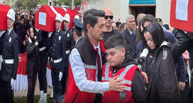 Şehit Eşinin Tabutunu Omuzladı: Duygu Dolu Cenaze Töreni