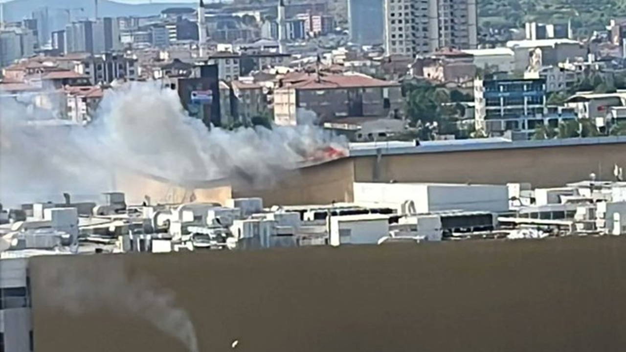 İstanbul Pendik’te Alışveriş Merkezinde Yangın Çıktı