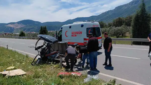 TIR’ın Elektrikli Bisiklete Çarpması Sonucu 1 Kişi Hayatını Kaybetti, 4 Yaralı