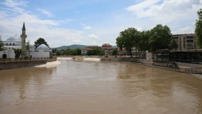 Turhal’da Yeşilırmak Nehri Taşkın Riski: Evler ve İş Yerleri Tahliye Ediliyor